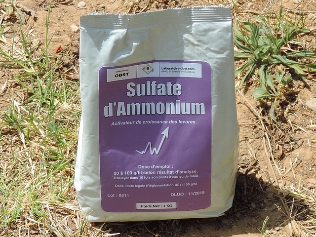 Ammonium sulfate: food attractant for Silba adipata McAlpine.