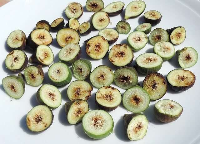 Black Fig Fly attacks symptom 4: brownish figs interiors (larvae damage).